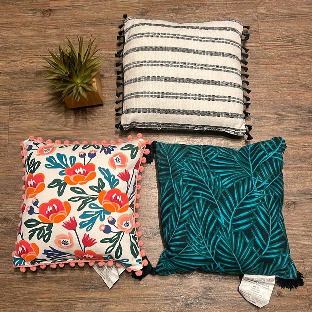 Set of 3 throw pillows